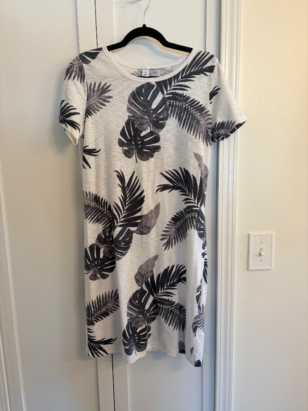 T-shirt dress with black palm pattern